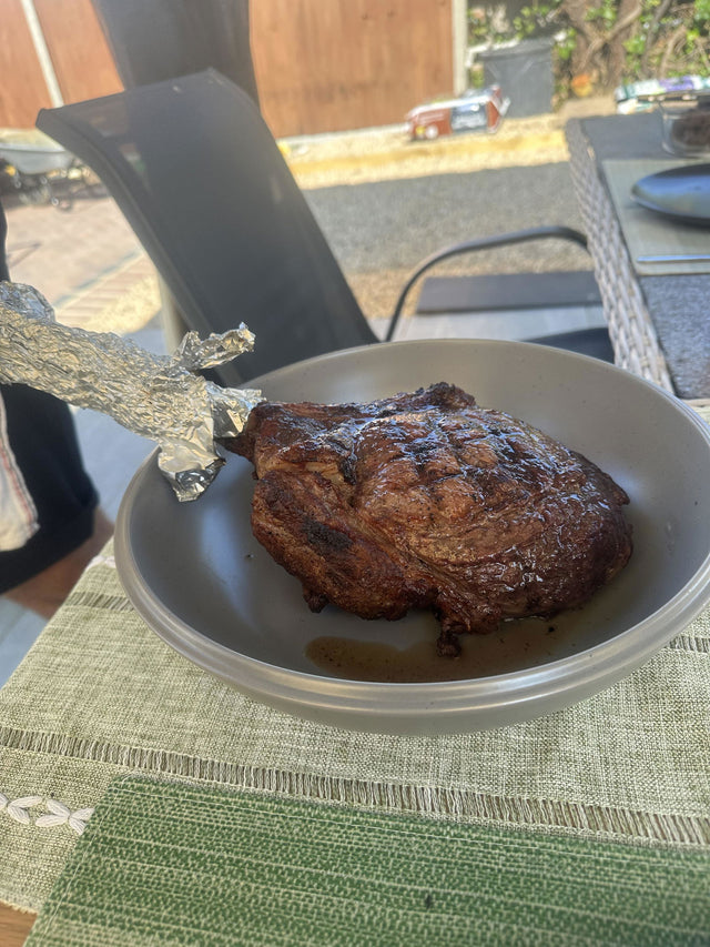 Grilled tomahawk steak resting in a pan – customer photo of a meatsupermarket.com tomahawk steak